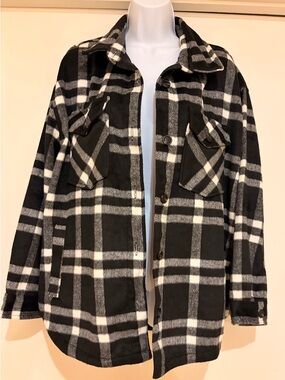 Women’s Black& White Plaid Shacket!